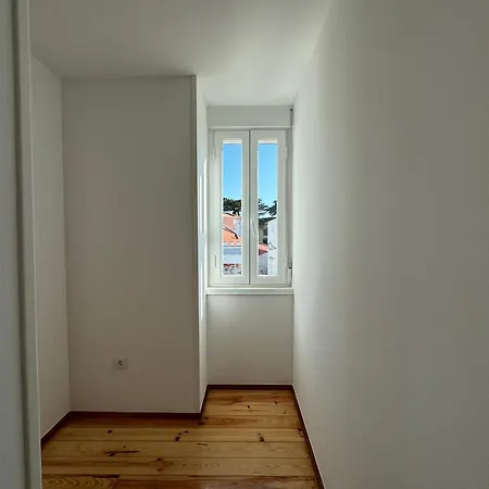 Apartment Spacious 3-bedroom In Estoril- *