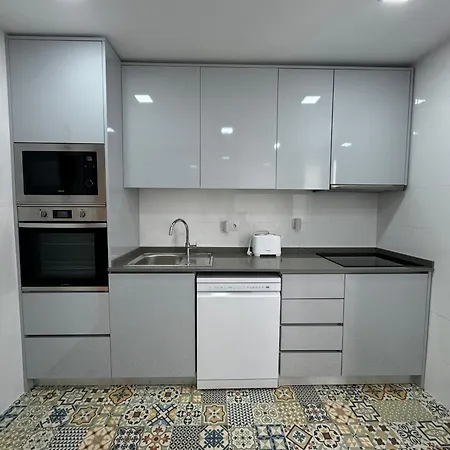 Apartment Spacious 3-bedroom In Estoril- *